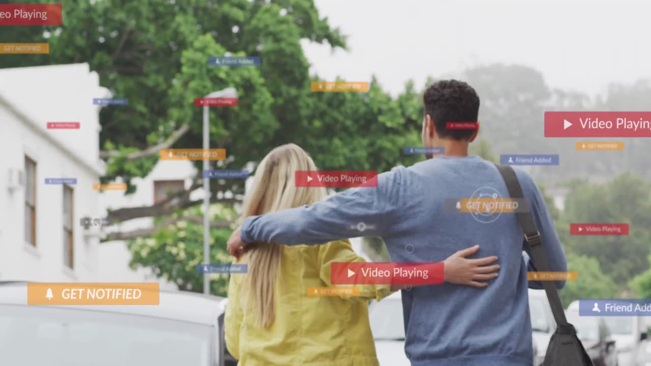 animación de iconos de las redes sociales flotando sobre una feliz pareja caucásica caminando y abrazándose