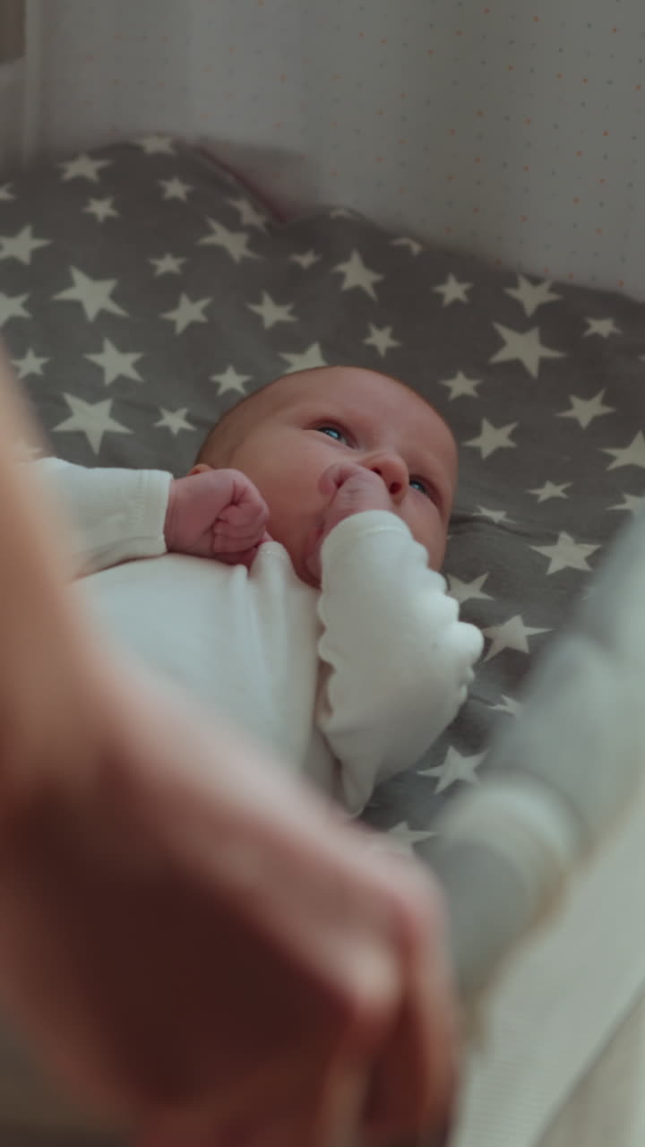Un neonato piccolissimo riposa serenamente su una morbida biancheria da letto decorata con motivi a stelle, evocando un senso di calma e.