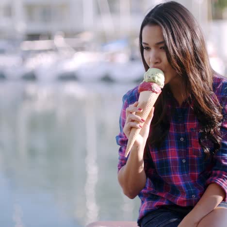 mujer disfrutando de un helado en vacaciones