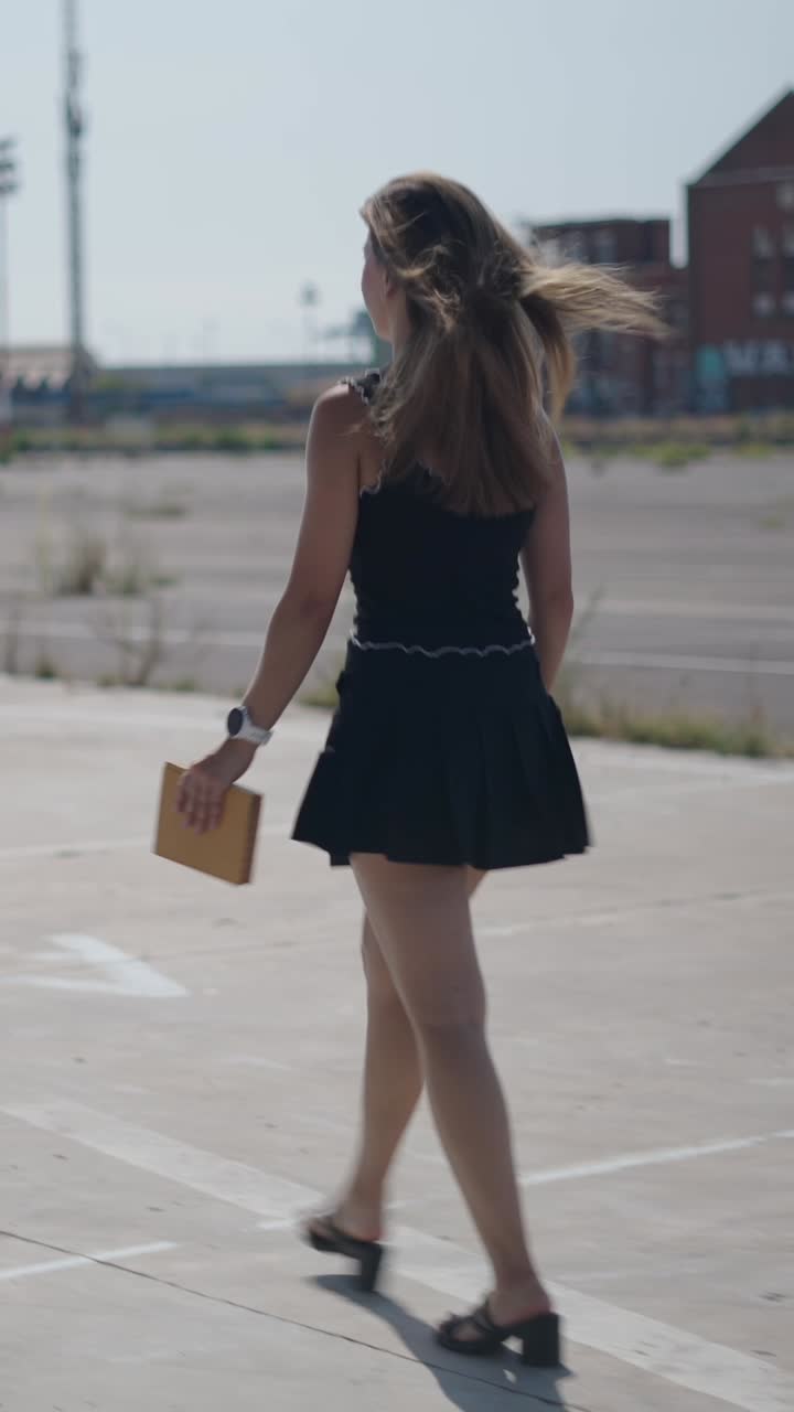 Donna che cammina in uno spazio aperto