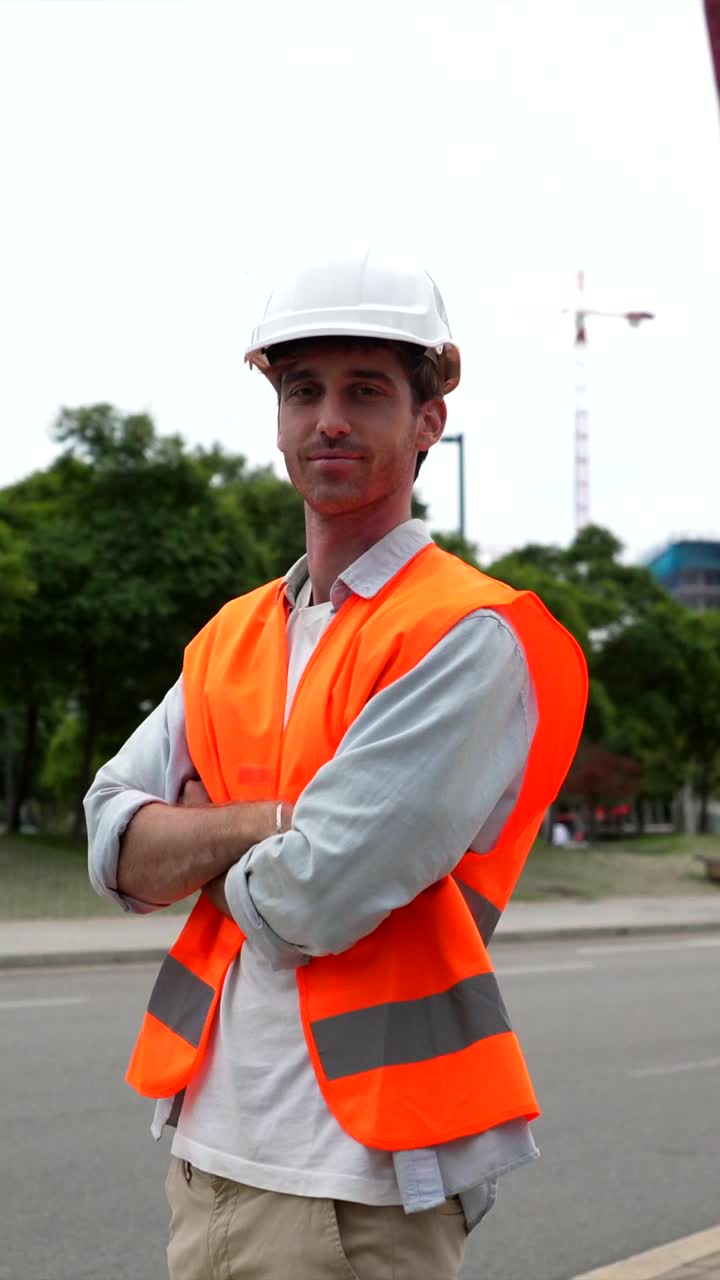 Trabajador de la construcción en equipo de seguridad