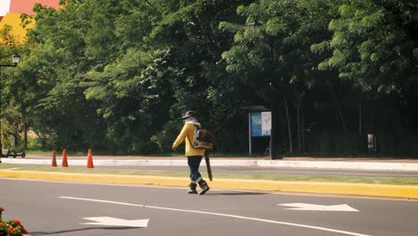 기계식 잎 송풍기를 사용하여 최근에 자른 풀을 도로 옆으로 뽑아서 그것을 집어 들고 낭비하는 땅으로 옮기는 노동을 용이하게 하기 위해 시민 공공 도시 전문가