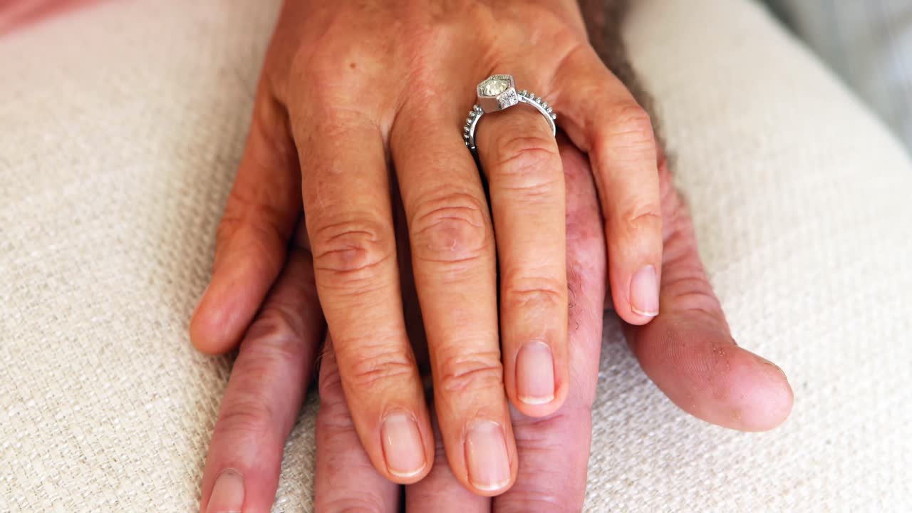 ⁇ 은 부부가 서로 손을 잡고 있습니다.