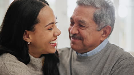 Amor,-Abrazos-Y-Mujer-Con-Padre-Mayor-En-El-Sofá.