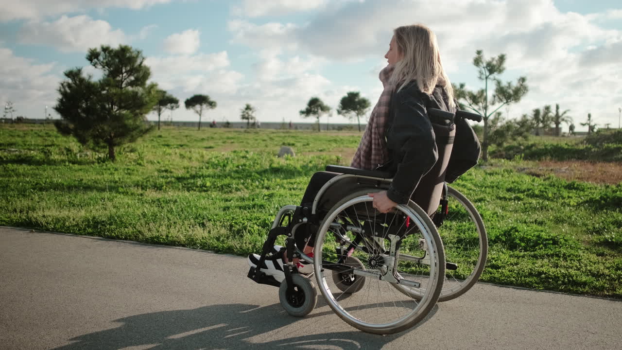 mujer en silla de ruedas disfrutando de un parque