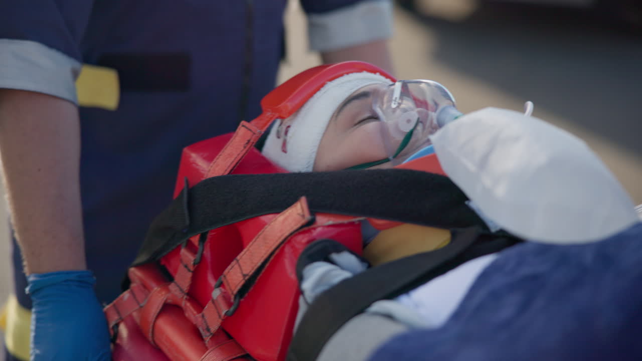 paramédico, víctima y camilla con emergencia