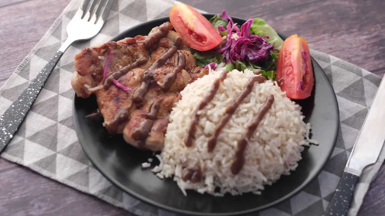 pollo a la parrilla con arroz y verduras