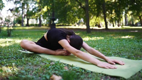 mujer practicando yoga en un parque
