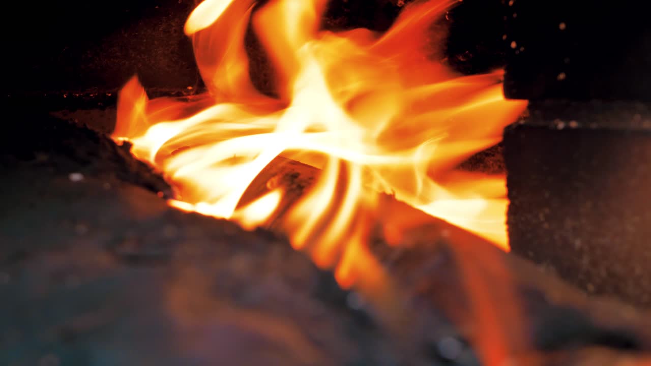 leña en la estufa en la que