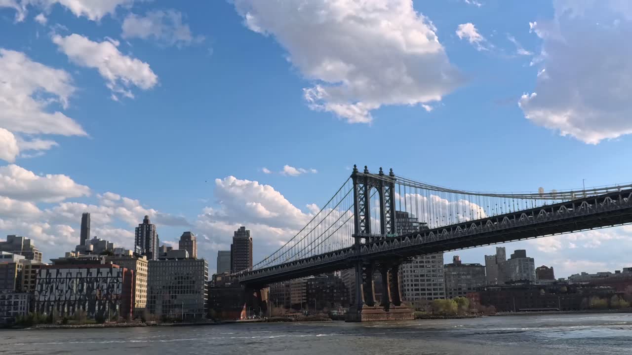 Navigare nel porto di New York verso l'iconico ponte di Brooklyn con gli skyline di Manhattan e Brooklyn in vista. Perfetto per progetti di viaggi, turismo e città urbane.