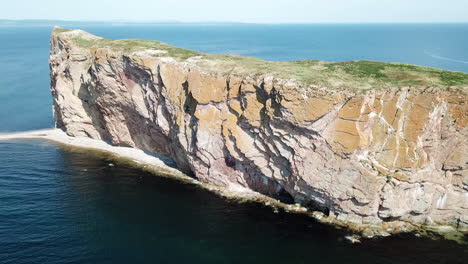 Luftaufnahmen-Von-Percé-Rock-In-Gaspesie,-Quebec,-Kanada