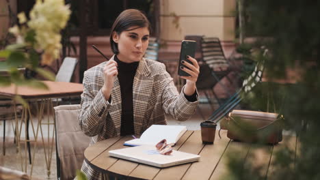 una mujer de negocios en un descanso de café al aire libre.