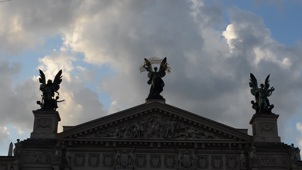 A escultura central é a Vitória. Lviv, Ucrânia. Exterior do teatro de ópera e balé de Lviv. A escultura central é a Vitória, a da esquerda é a Música, a figura da direita é a Comédia e o Drama.