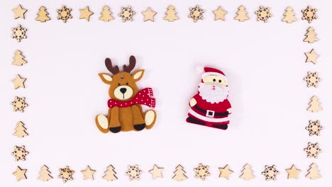 santa claus y los renos se mueven dentro de un marco hecho de adornos de navidad de madera. detención de movimientossanta claus y los renesos se muevan dentro del marco hecho de ornamentos de navidad de madeira. detener el movimiento