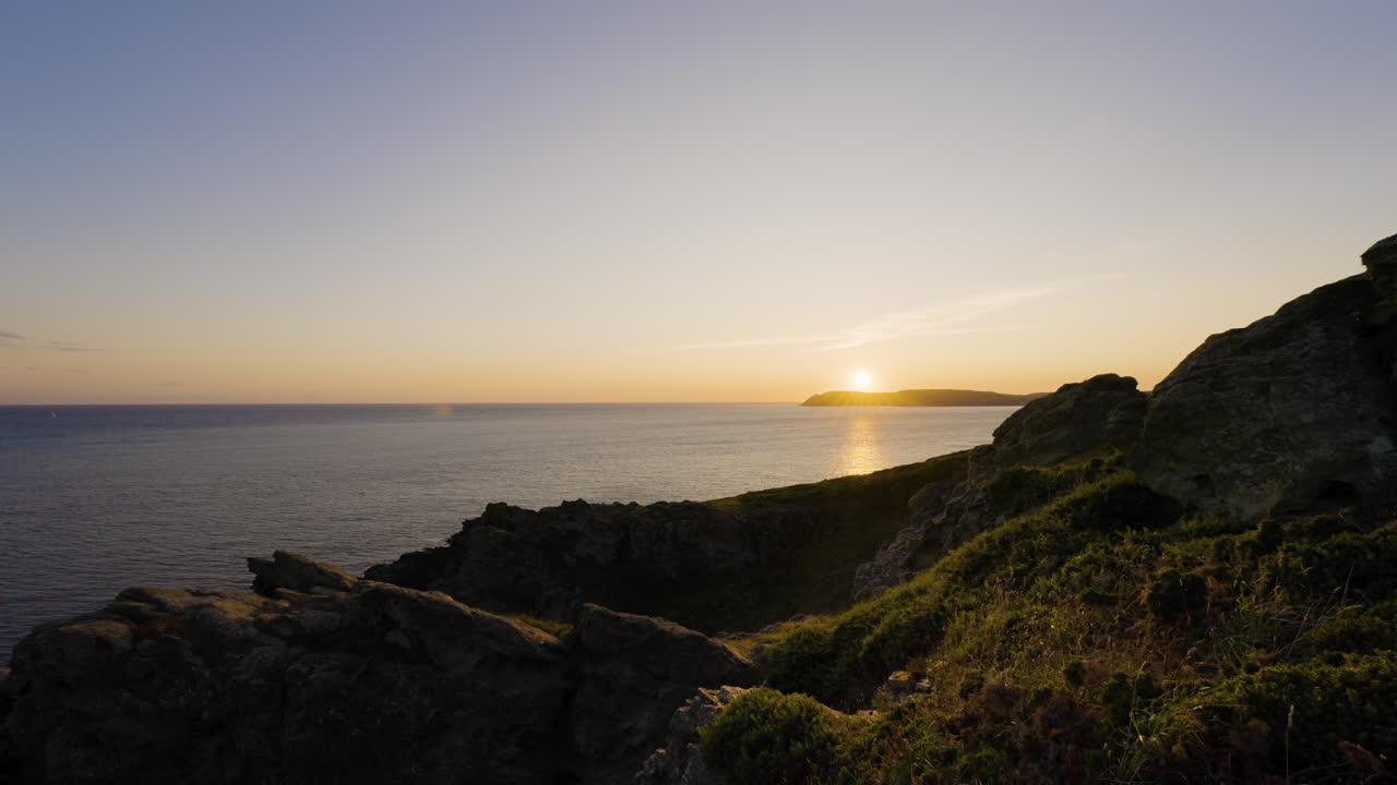 o pôr-do-sol sobre a costa