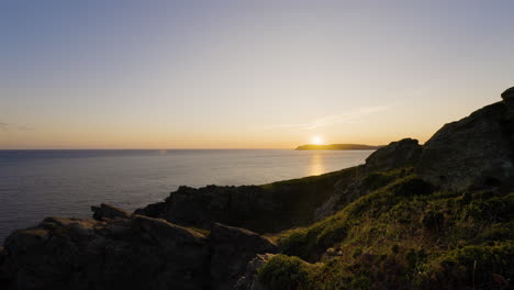 puesta de sol sobre la costa