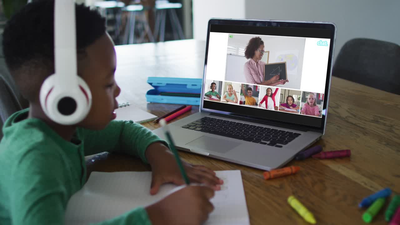 Vídeo composto de menino usando laptop com telas de colegas de turma diversos e professor em aula online