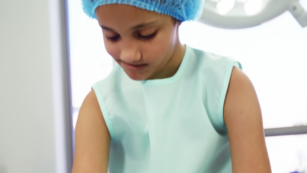 niño con goteo intravenoso