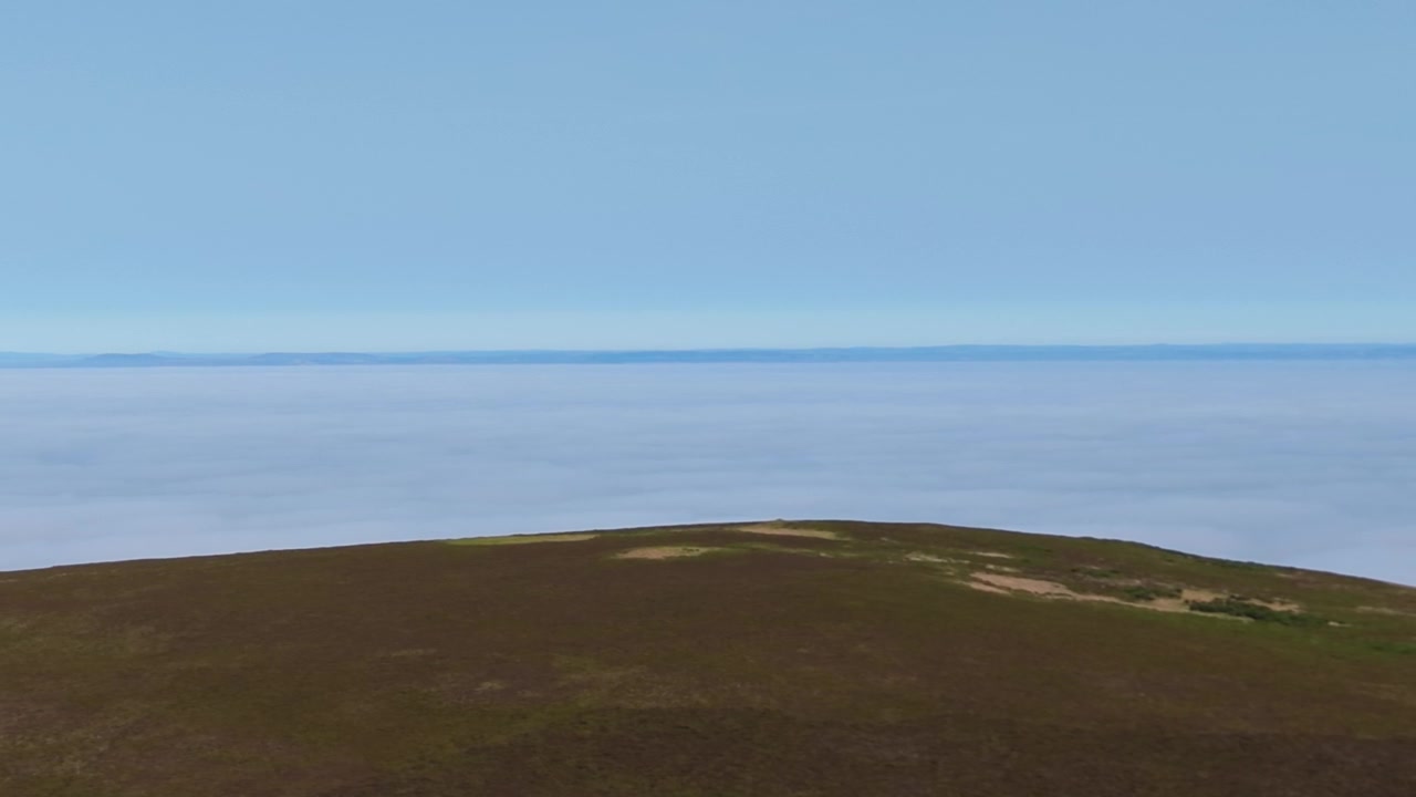 海上高く広がる荒野。冷たい空気の上に暖かい空気の層が重なることで生じる逆転層による雲（雲海）。壮大な自然現象の4K空撮映像。