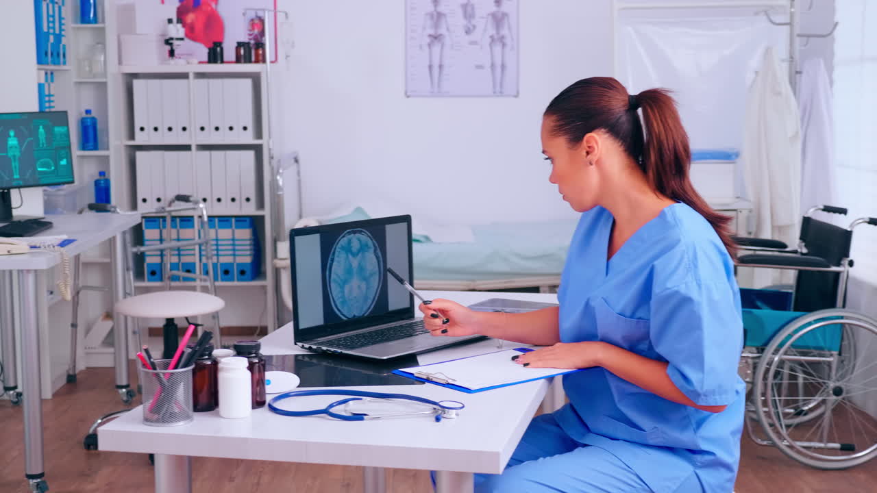 la abuela levantando pesas