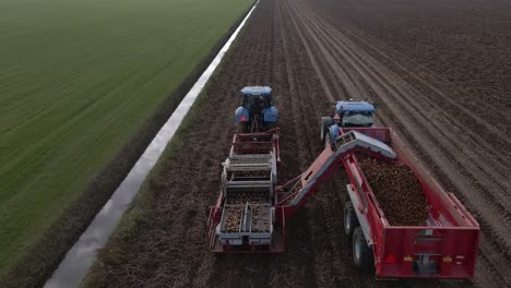 seguimiento de tractores cosechando papas en terrenos rurales de alto ángulo