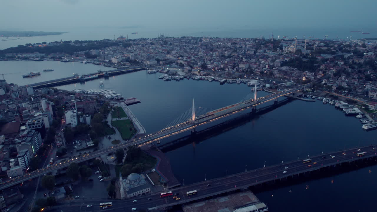 vuelo aéreo de drones de los tres puentes sobre el río de la ciudad de estambul en europa en un día nublado y gris, cámara lenta y espacio de copia