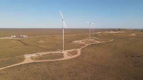 turbinas de viento de 4k al atardecer toma aérea energía renovable cámara lenta 60fps