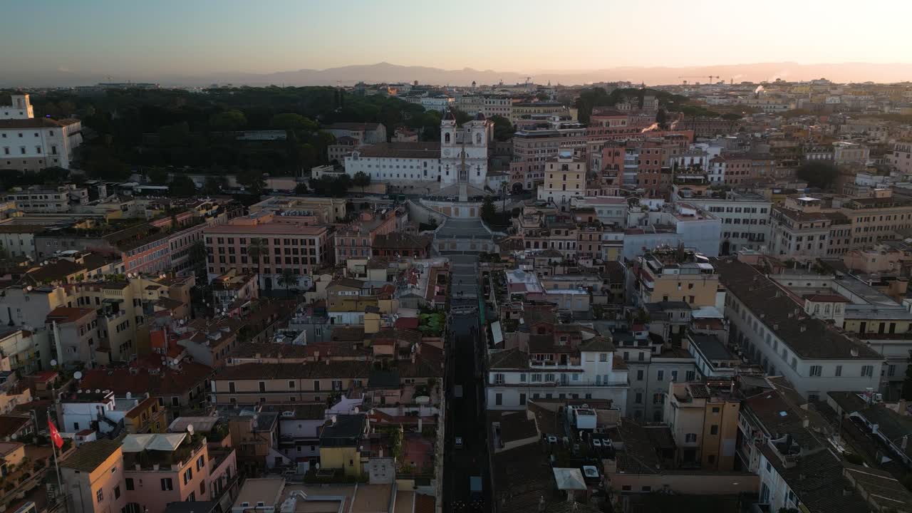 Drone che scende con la Scalinata di Trinità dei Monti sullo sfondo.