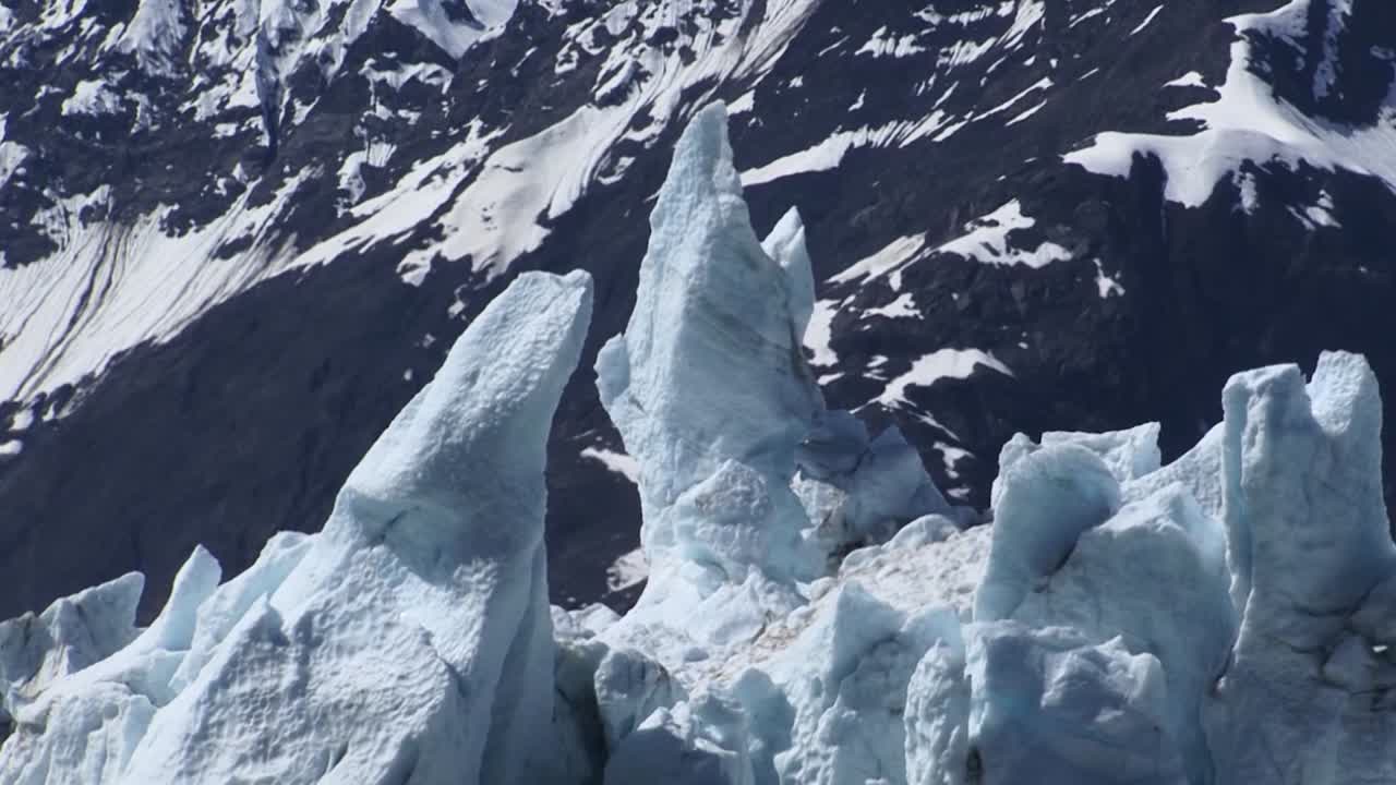 picos irregulares de hielo en la parte superior del glaciar forman una forma única