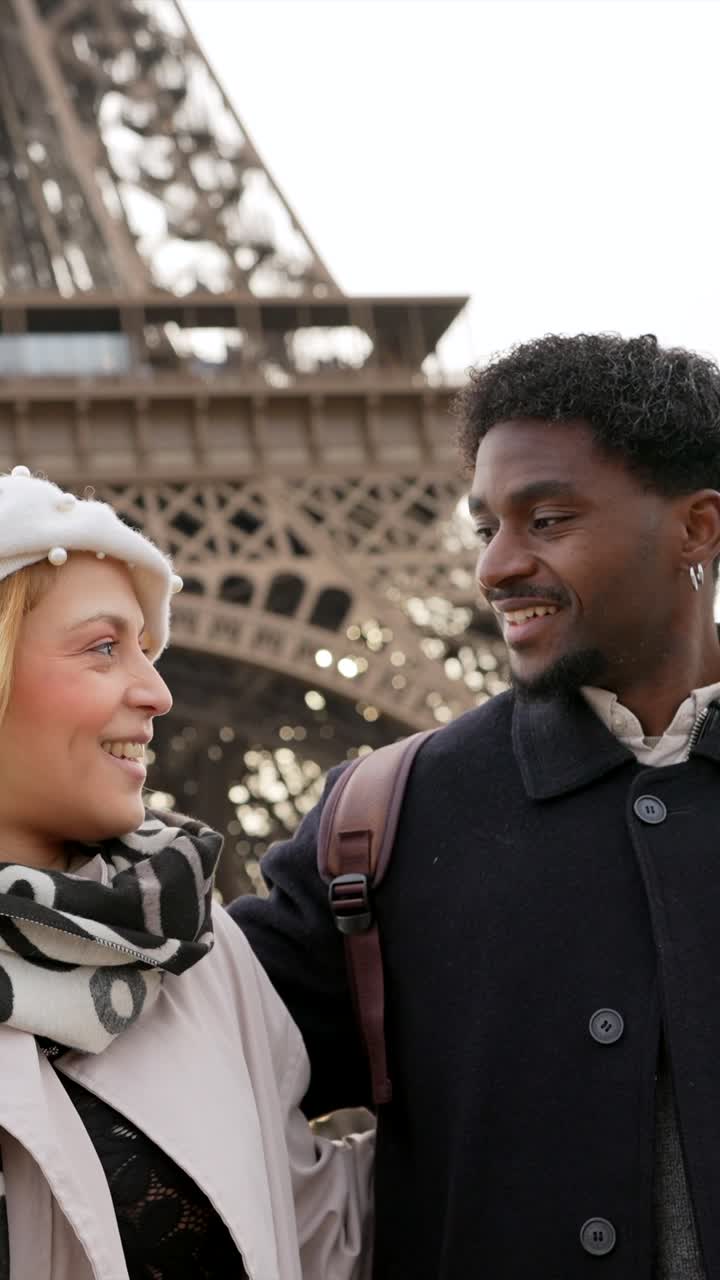 Coppia in visita alla Torre Eiffel a Parigi