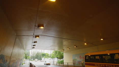 brillo urbano: toma cinematográfica de un túnel de hong kong lleno de luz - muchos semáforos - 4k