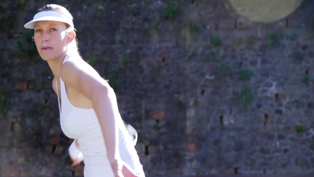 테니스 를 하는 활동적 인 스포츠 선수