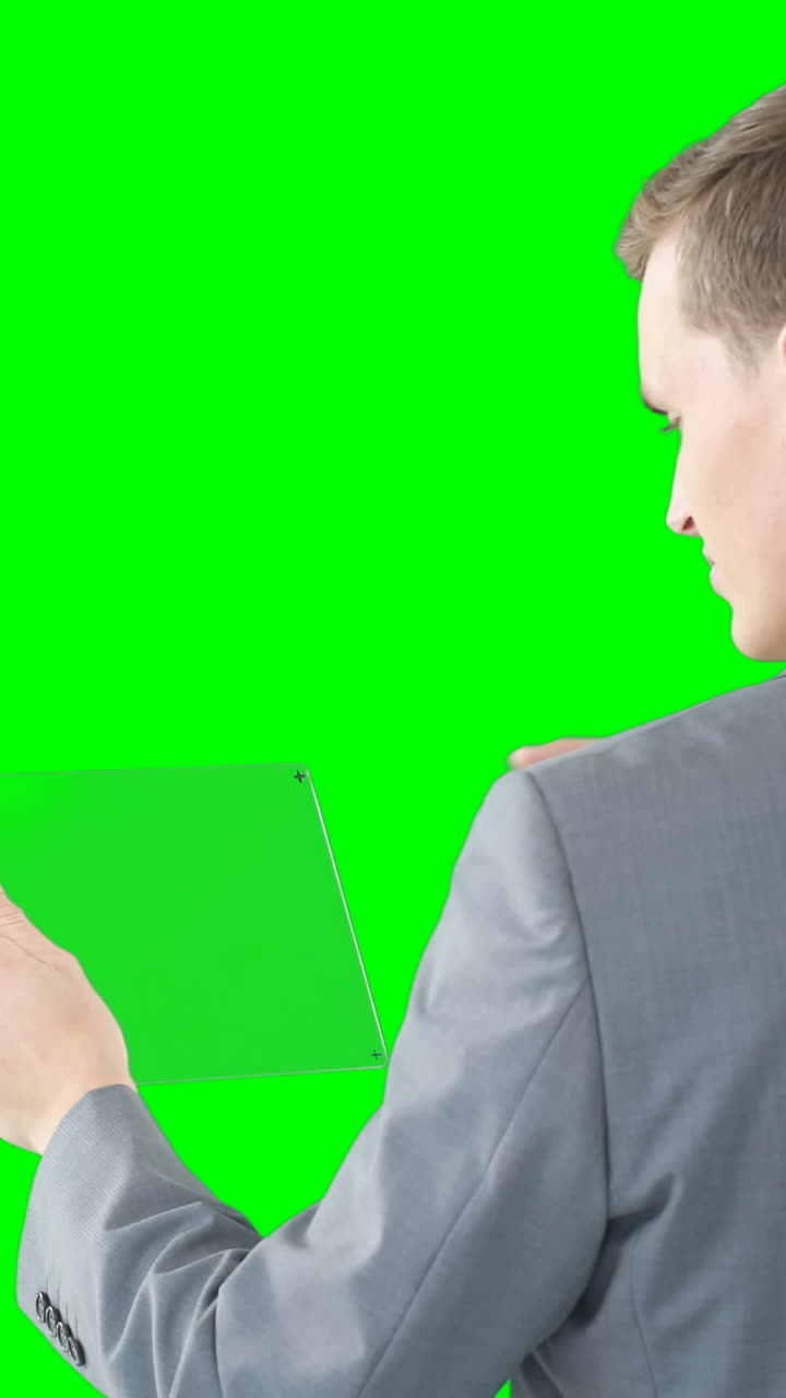 디지털 태블릿을 사용하는 사업가