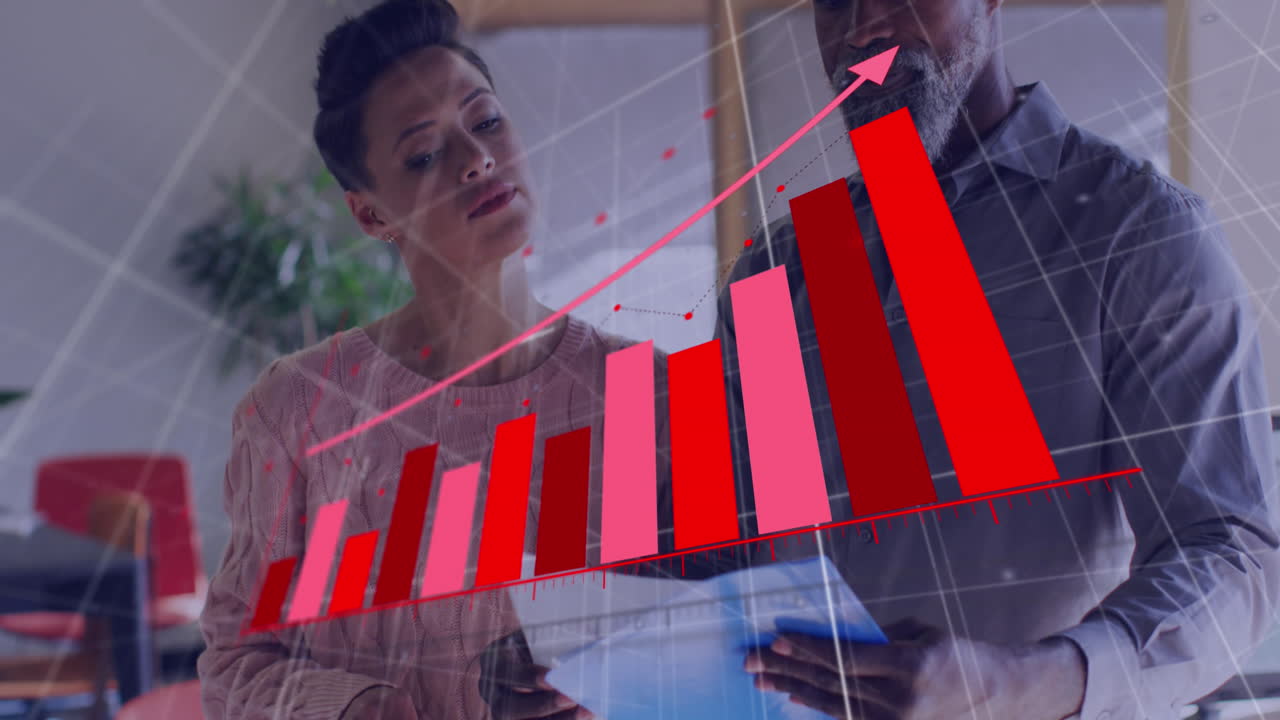 animación de flecha en gráficos en crecimiento sobre diversos compañeros de trabajo discutiendo informes en la oficina