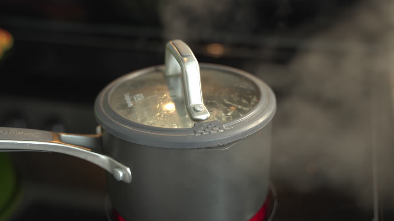 요리되는 갈색, 비 에서 나오는 증기, 식사를 요리하기 위한 특별한 재료, 두 개의 캔의 콩,, 아보카도, 은 양파, 칠면조.