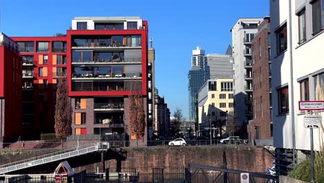 balcón en un apartamento de lujo cerca del río principal en frankfurt en un día soleado