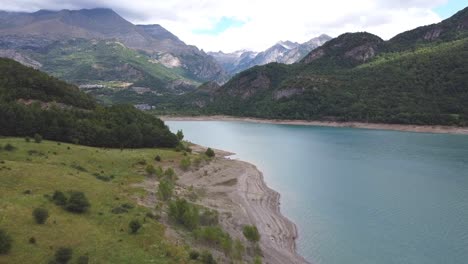 Embalse-Del-Lago-Bubal-En-El-Valle-De-Tena-En-Huesca,-Aragón,-Pirineos-Españoles,-España---Vista-Aérea-De-Drones-Del-Depósito-De-Agua