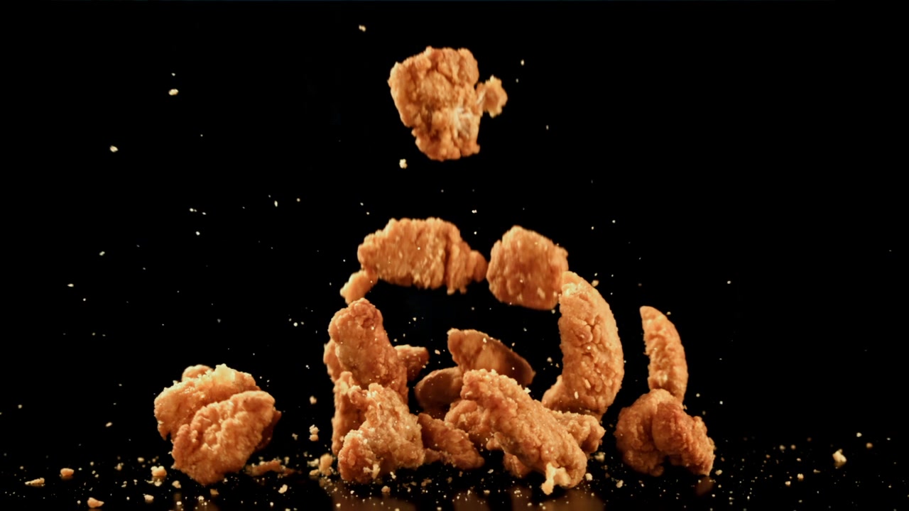Nugget Ayam Renyah Keemasan Jatuh dalam Gerakan Lambat