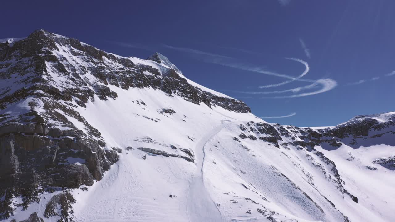 impresionantes imágenes de drones en lo alto de una pista de esquí en los alpes suizos