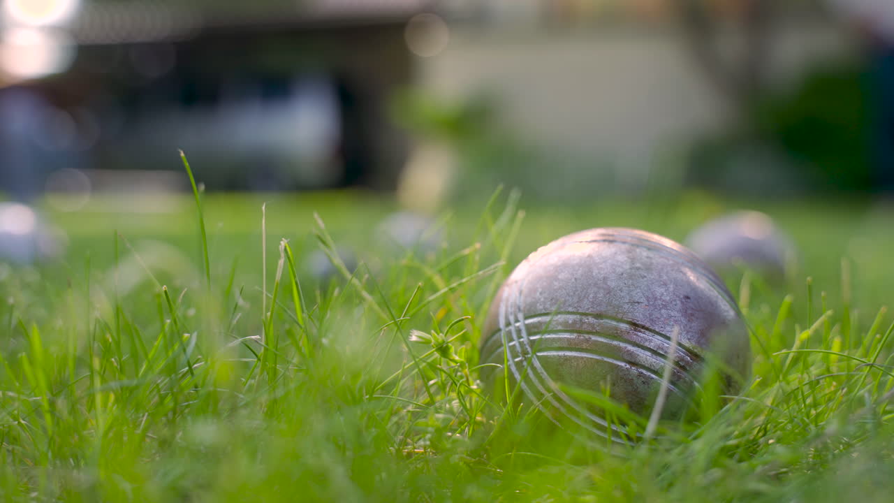풀밭에 있는 금속 페탕크 공의 클로즈업 보기