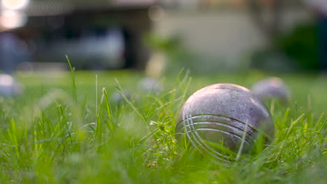 nahaufnahme einer metall-petanque-kugel auf dem rasen