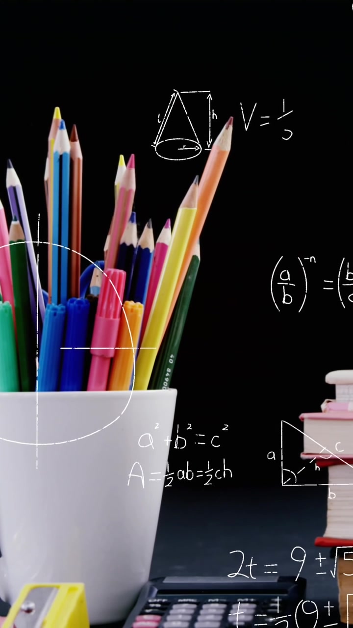 Animazione di equazioni matematiche che fluttuano su attrezzature scolastiche su una superficie grigia.