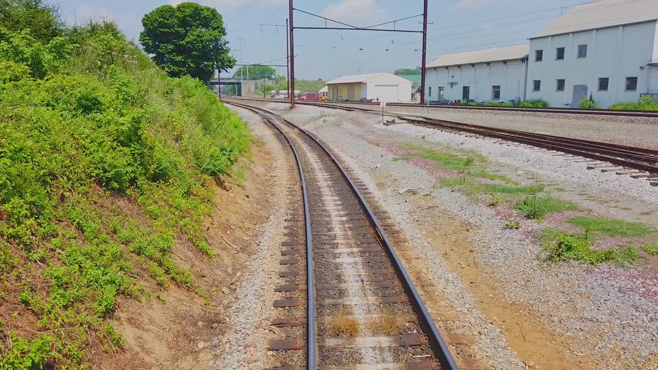 여름날 기차가 지나갈 때 기차 뒤에서 철로의 전망
