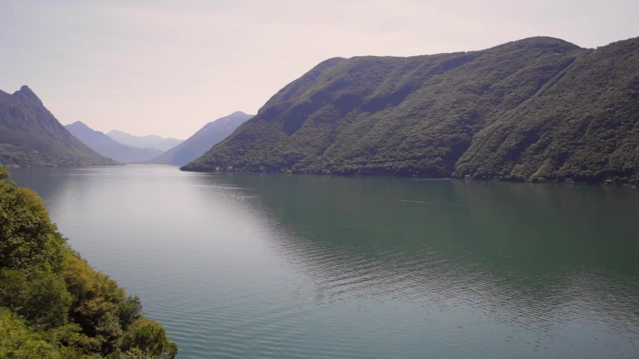 lago di lugano durante un día soleado de verano