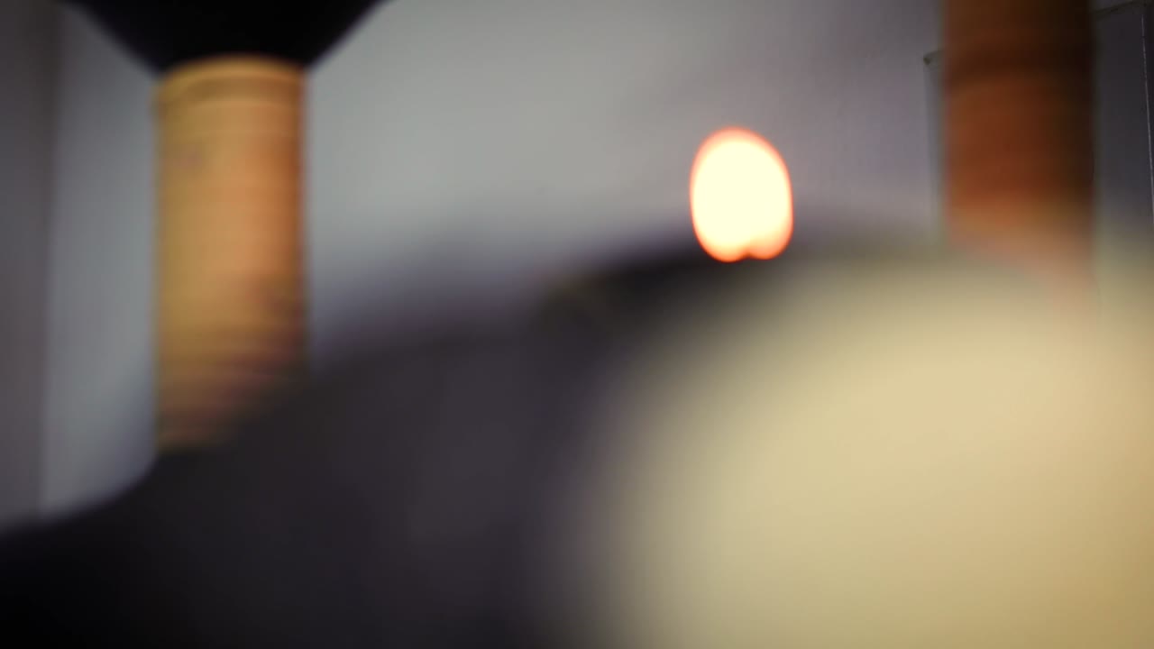 웰니스 스파에서 장식품으로 둘러싸인 불이 점차 초점을 맞추고 있습니다.