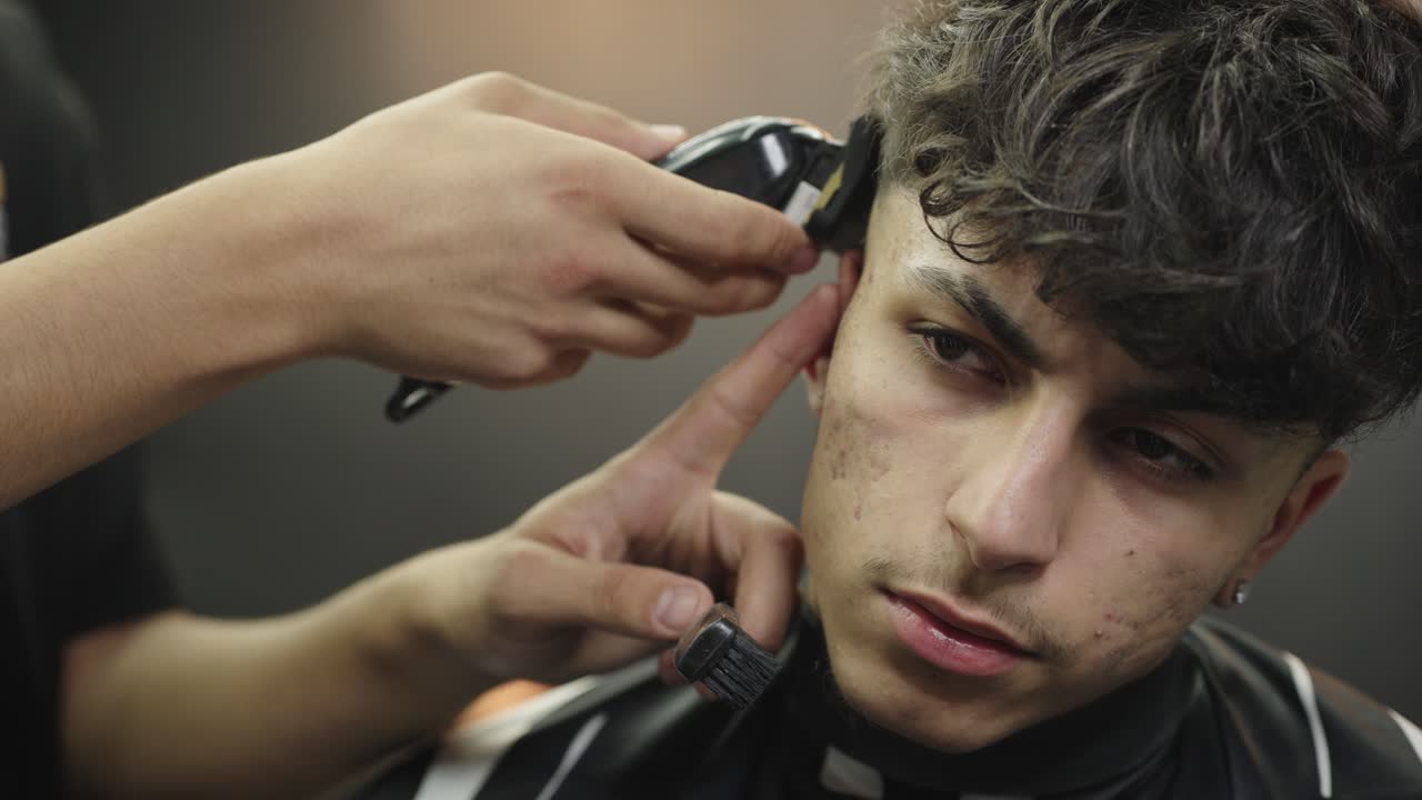 un hombre se corta el cabello en la barbería.