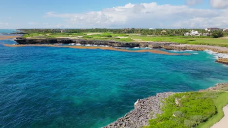 La-Gente-Juega-Al-Golf-En-El-Campo-De-Golf-Corales,-Punta-Cana-Resort-En-República-Dominicana