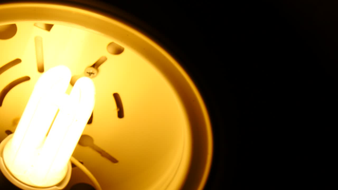 천장에 있는 화장실 조명