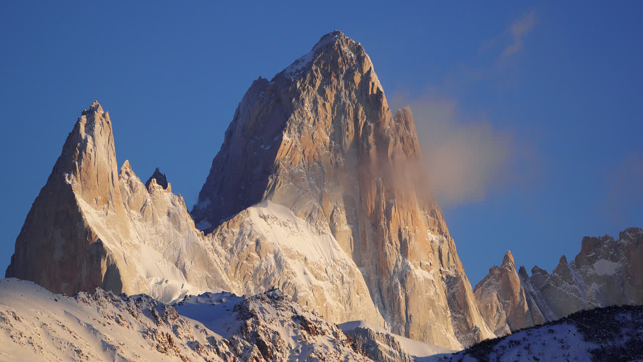 Timelapse del monte Fitz Roy illuminato dalla luce del primo mattino con nuvole che si spostano attraverso la cima di granito nel Parco nazionale Los Glaciares, Patagonia, Argentina
