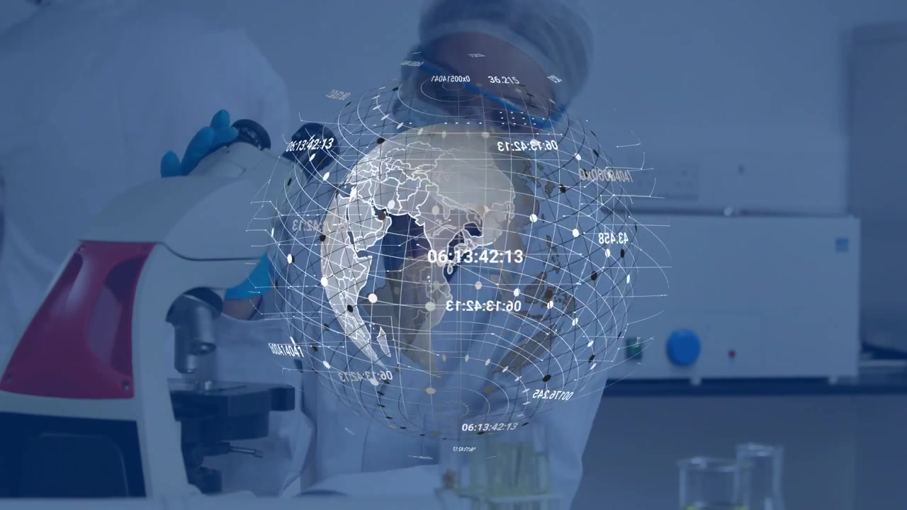 Vertikal video: Laboratorietekniker lener seg og justerer mikroskop ved benk i personlig verneutstyr, tester prøverør, dataglobe vokser